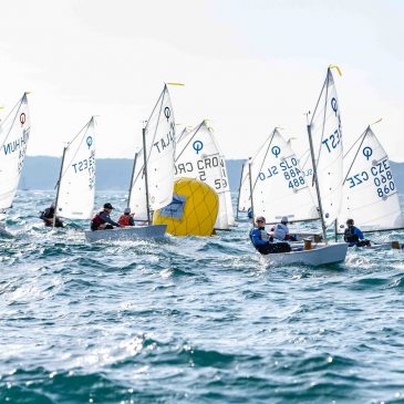 Latvijas jaunie burātāji veiksmīgi startē “Halloween Regatta 2024” Portorožā